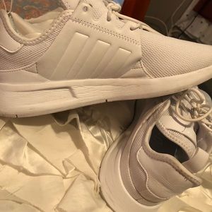 USED ALL WHITE ADDIDA SNEAKERS